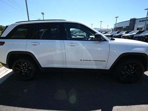 Used 2024 Jeep Grand Cherokee Altitude AWD/4WD image 13