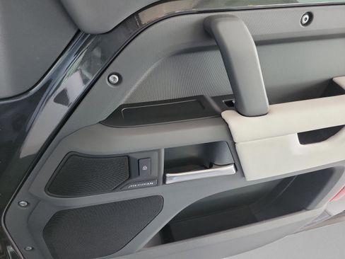 Used 2025 Land Rover Defender 90 S image 12