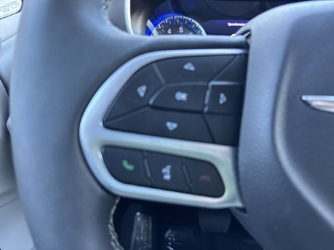 Used 2024 Chrysler Pacifica Touring-L image 29