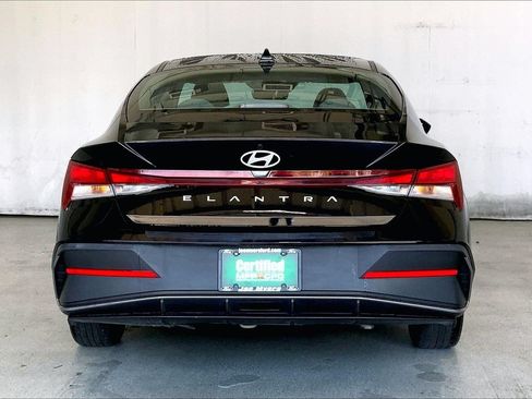 Used 2024 Hyundai Elantra SE FWD image 3