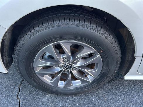 Certified 2023 Toyota Sienna XLE image 33