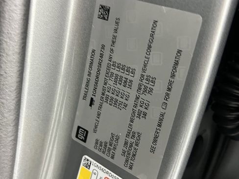 Used 2025 Chevrolet Suburban Z71 image 38