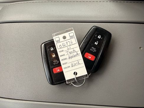 Used 2021 Toyota Highlander XLE image 38