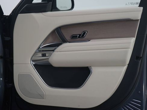 Used 2025 Land Rover Range Rover SE AWD/4WD image 9