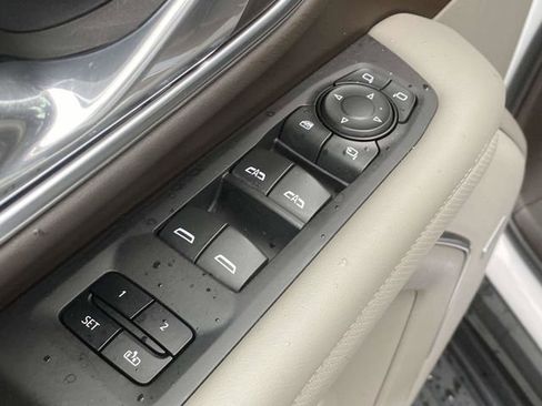 Used 2023 GMC Yukon SLT w/ SLT Luxury Package image 22