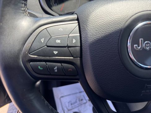 Used 2019 Jeep Cherokee Trailhawk AWD/4WD image 29