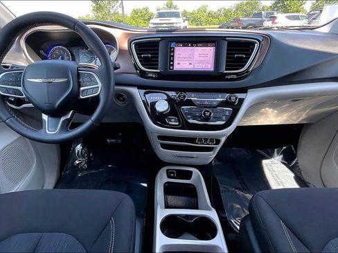 Used 2024 Chrysler Voyager LX FWD image 9