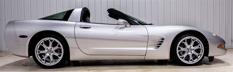 Used 2002 Chevrolet Corvette Coupe w/ Preferred Equipment Group1 RWD image 17