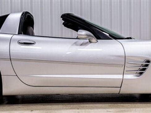 Used 2002 Chevrolet Corvette Coupe w/ Preferred Equipment Group1 RWD image 17