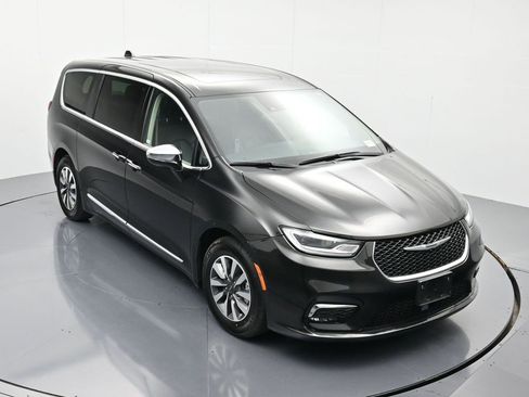 Used 2023 Chrysler Pacifica Limited FWD image 32