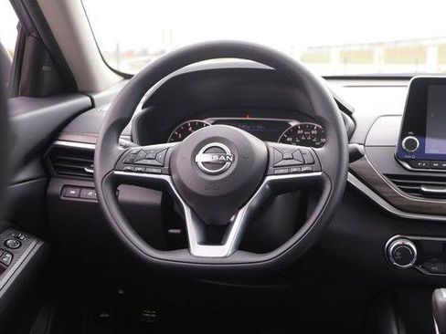 Used 2025 Nissan Altima 2.5 SV FWD image 21