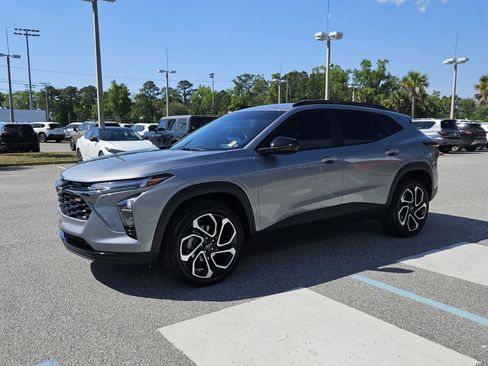 Used 2025 Chevrolet Trax RS w/ Driver Confidence Package image 2