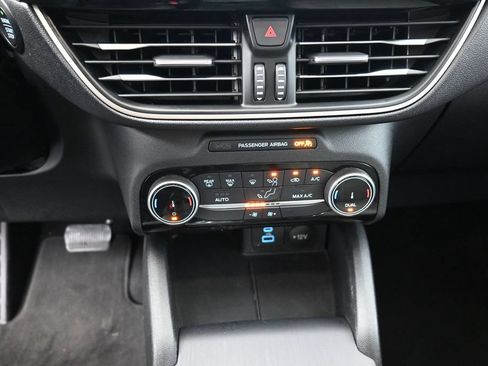 Used 2022 Ford Escape SE w/ SE Sport Appearance Package FWD image 3