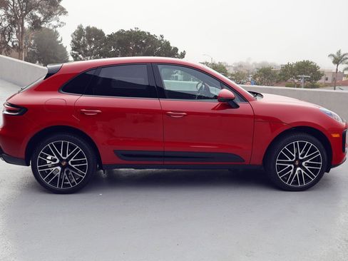 Certified 2025 Porsche Macan image 8
