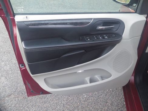 Used 2016 Chrysler Town & Country Touring w/ Driver Convenience Group FWD image 18