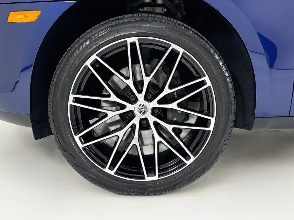 Certified 2025 Porsche Macan AWD/4WD image 33