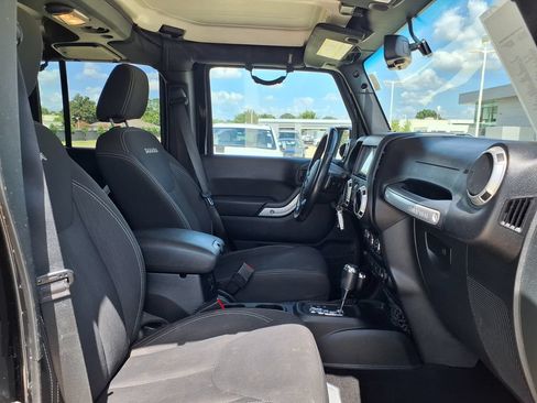 Used 2018 Jeep Wrangler Unlimited Sahara w/ Connectivity Group AWD/4WD image 22