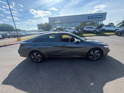 Used 2025 Hyundai Elantra SEL w/ Cargo Package FWD image 2