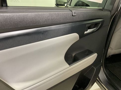 Used 2024 Toyota Highlander XLE image 19
