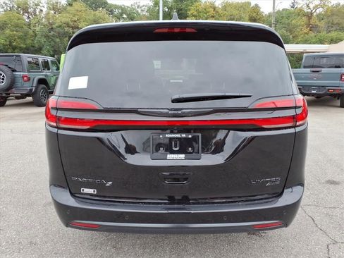 New 2026 Chrysler Pacifica Limited image 5