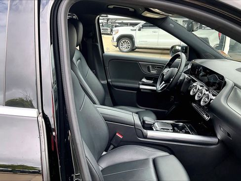 Used 2021 Mercedes-Benz GLA 250 4MATIC w/ Premium Package image 9