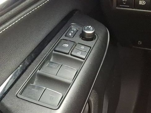 Certified 2021 Toyota Venza LE AWD/4WD image 32