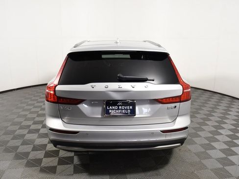 Used 2025 Volvo V60 B5 Cross Country Plus AWD/4WD image 5