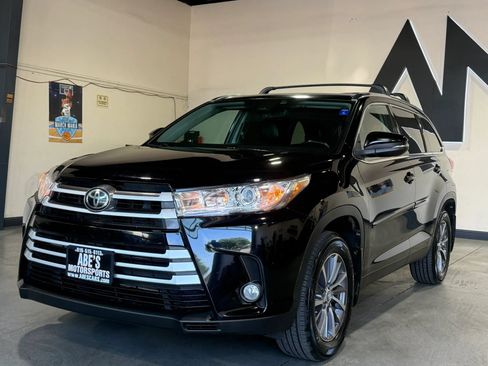 Used 2019 Toyota Highlander XLE AWD/4WD image 1