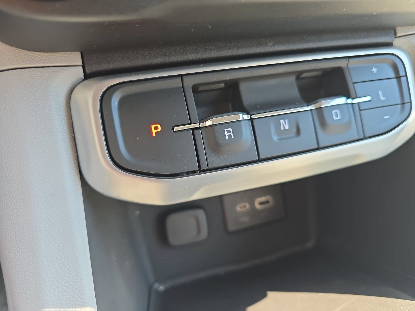 Used 2022 GMC Acadia SLE w/ Driver Convenience Package FWD image 25