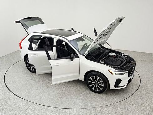 Used 2025 Volvo XC60 B5 Plus image 39