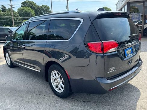 Used 2020 Chrysler Pacifica Touring-L FWD image 5