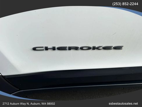 Used 2016 Jeep Cherokee Trailhawk w/ Leather Interior Group image 5