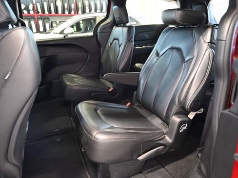 Used 2025 Chrysler Pacifica Select FWD image 12