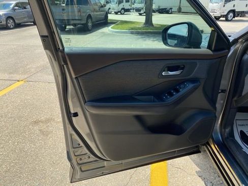 Used 2023 Nissan Rogue SV image 14