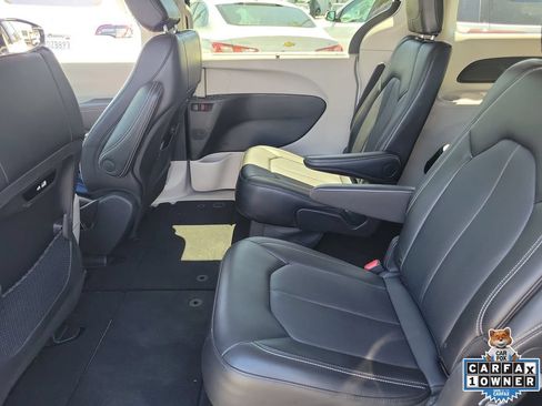 Used 2024 Chrysler Pacifica Touring-L FWD image 11