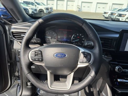 Used 2024 Ford Explorer Limited w/ Equipment Group 301A AWD/4WD image 22