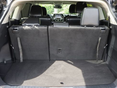 Used 2021 Toyota Highlander XLE AWD/4WD image 8