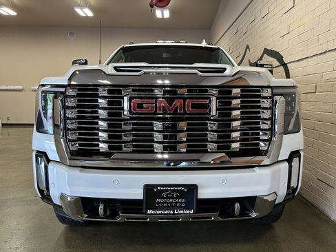 Used 2024 GMC Sierra 3500 Denali image 11