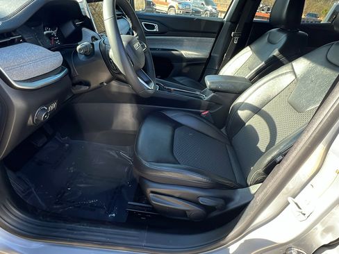 Used 2024 Jeep Compass Latitude image 16