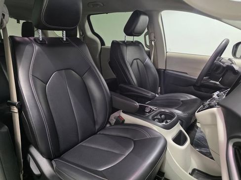 Used 2023 Chrysler Pacifica Touring-L FWD image 28