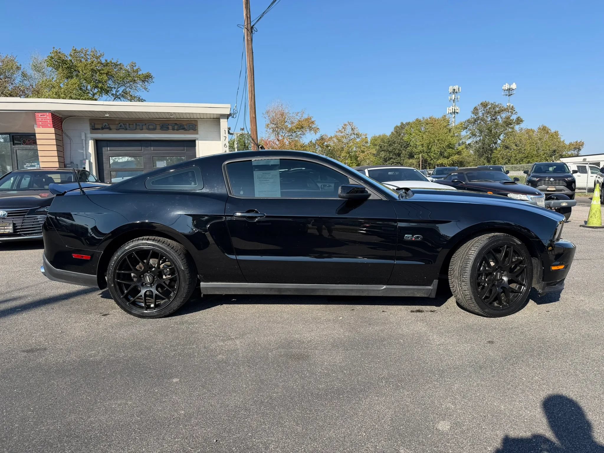 Used 2012 Ford Mustang GT Premium w/ HID Headlamps & Security Pkg RWD image 2