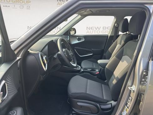 Used 2025 Kia Soul LX w/ LX Technology Package FWD image 9