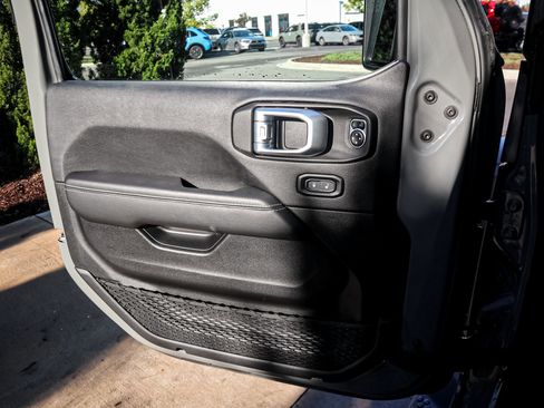 Used 2022 Jeep Wrangler Unlimited Sahara image 14