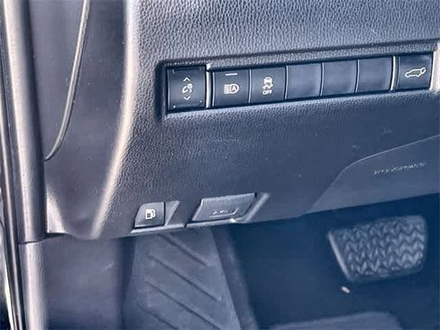 Used 2021 Toyota Venza LE w/ Carpet Mat Package (TMS) image 29