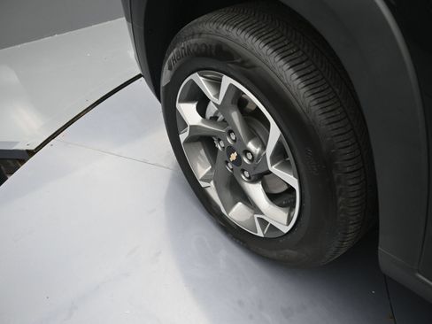 Used 2025 Chevrolet Trax LT w/ LT Convenience Package FWD image 30