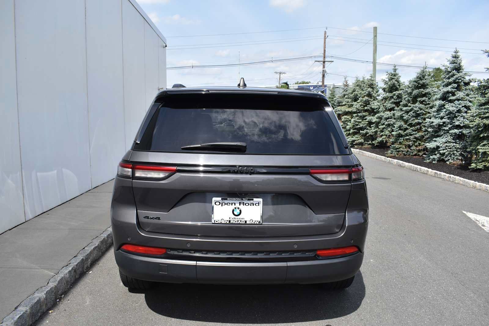 Used 2023 Jeep Grand Cherokee Altitude AWD/4WD image 6