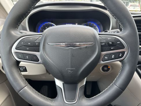 Used 2024 Chrysler Pacifica Touring-L FWD image 8