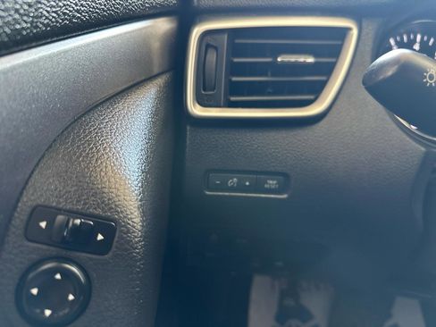 Used 2016 Nissan Rogue S AWD/4WD image 29