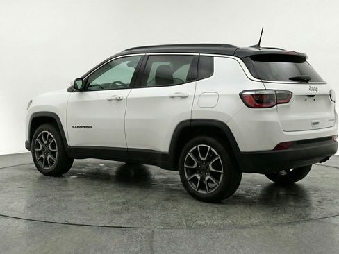 Used 2025 Jeep Compass Trailhawk AWD/4WD image 6