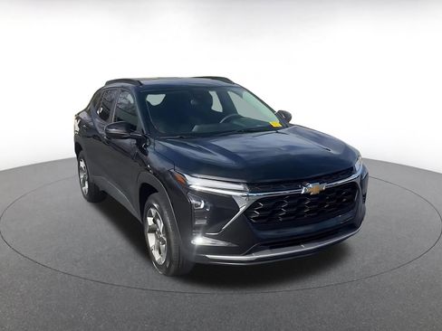 Used 2025 Chevrolet Trax LT image 2